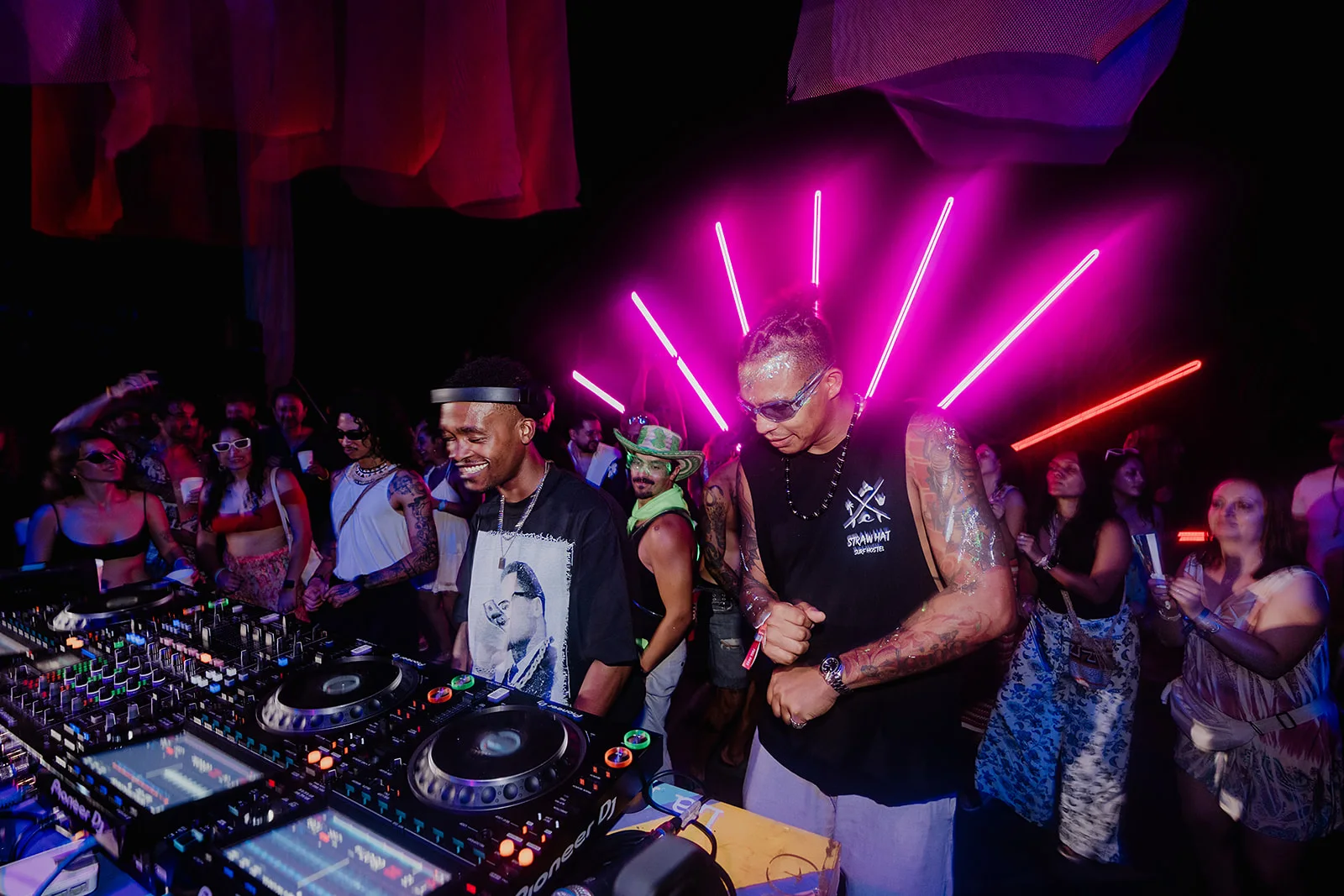 B2B set neon rosa con crowd
