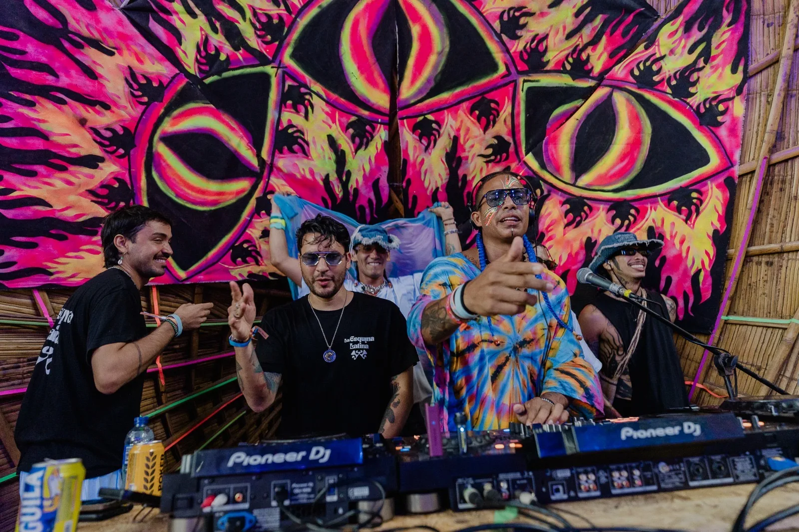 Eyes stage · crowd