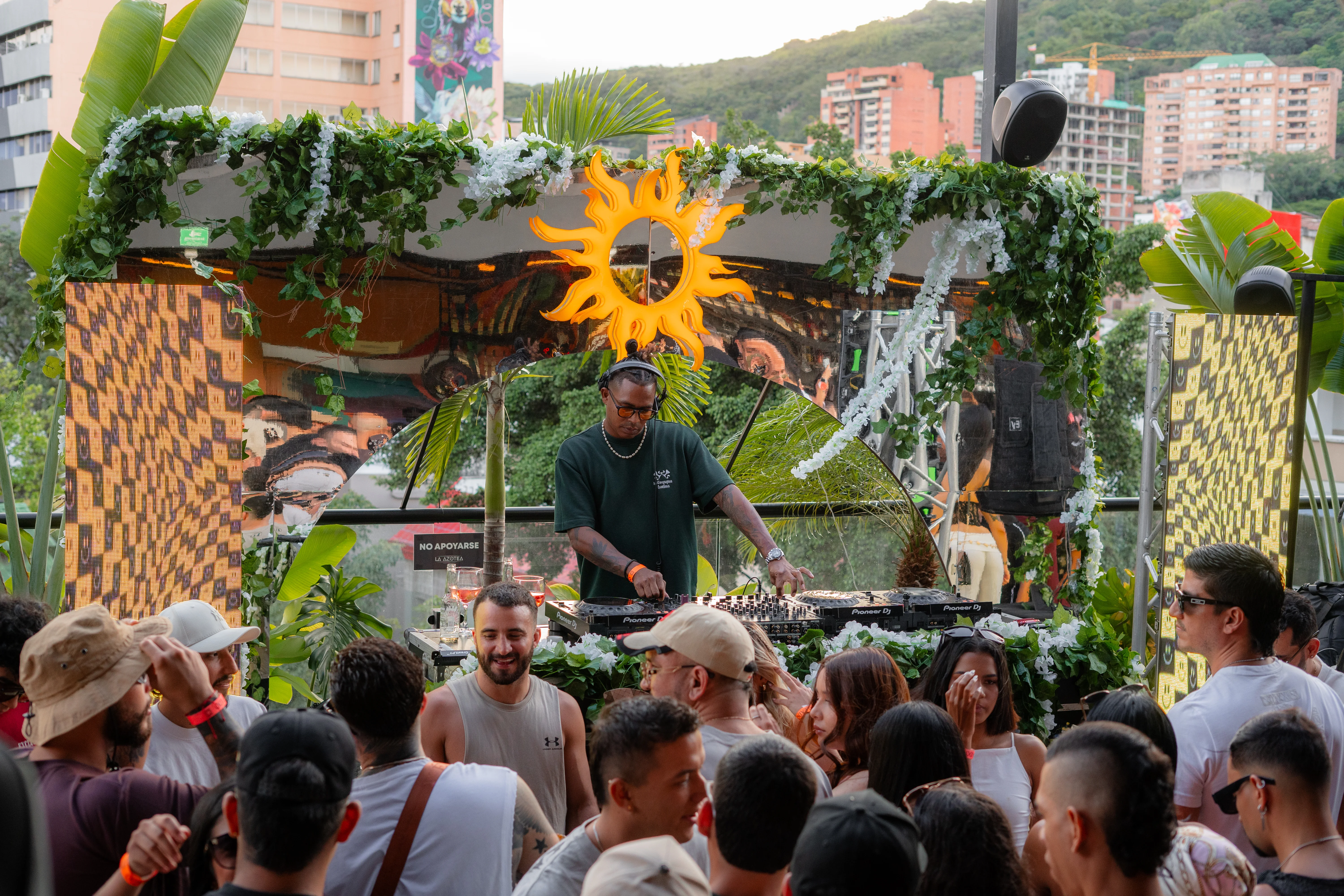 Stage al aire libre con sol amarillo